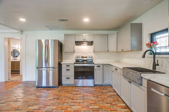 606 E Moore Street, Granbury, TX 76048