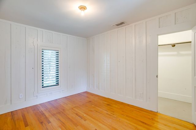 606 E Moore Street, Granbury, TX 76048