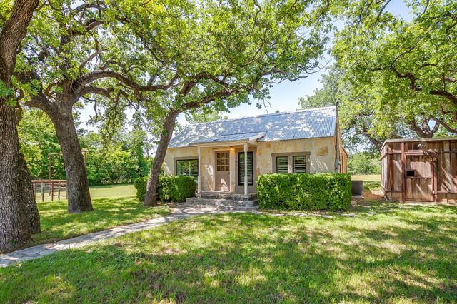 606 E Moore Street, Granbury, TX 76048