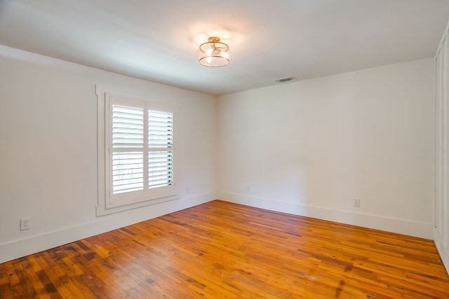 606 E Moore Street, Granbury, TX 76048
