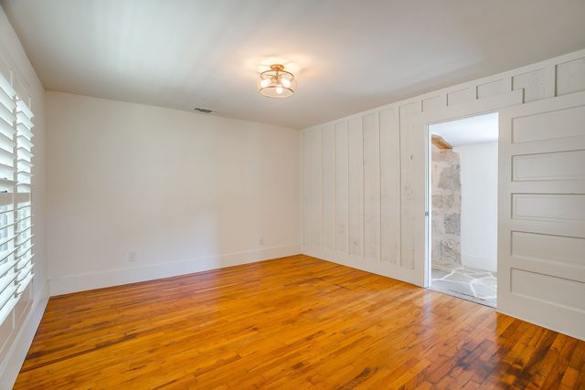 606 E Moore Street, Granbury, TX 76048