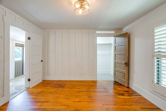 606 E Moore Street, Granbury, TX 76048