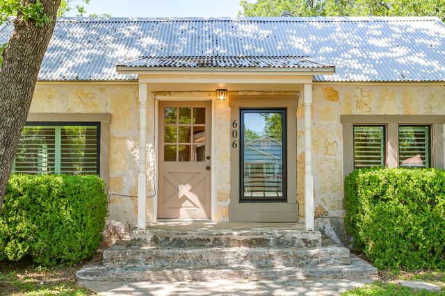 606 E Moore Street, Granbury, TX 76048