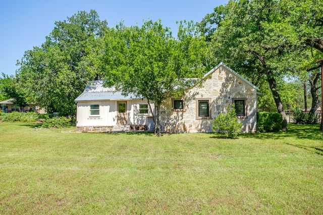 606 E Moore Street, Granbury, TX 76048