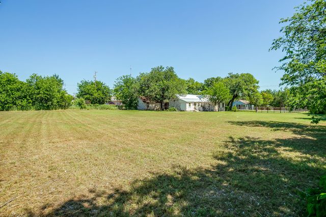 606 E Moore Street, Granbury, TX 76048