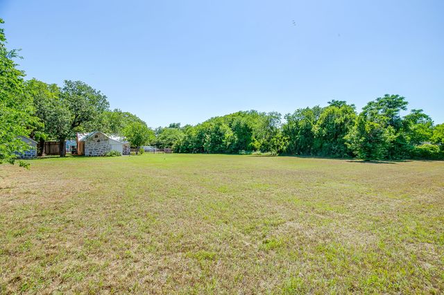 606 E Moore Street, Granbury, TX 76048