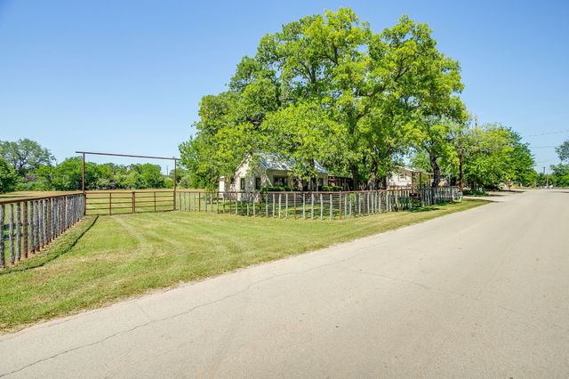 606 E Moore Street, Granbury, TX 76048