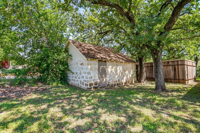606 E Moore Street, Granbury, TX 76048