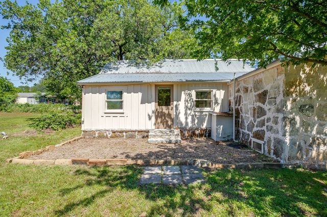 606 E Moore Street, Granbury, TX 76048