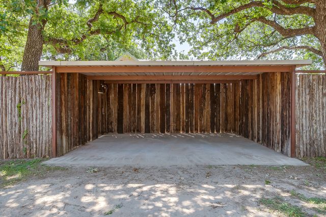 606 E Moore Street, Granbury, TX 76048
