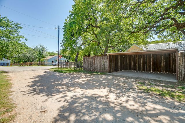 606 E Moore Street, Granbury, TX 76048