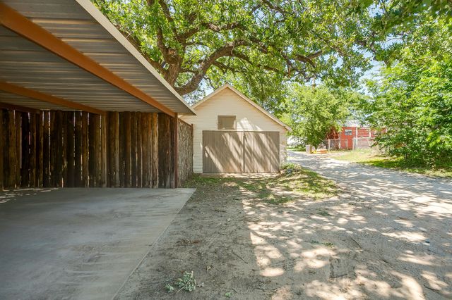 606 E Moore Street, Granbury, TX 76048