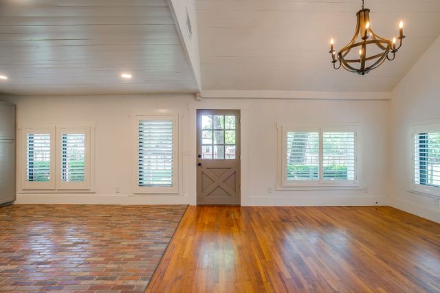 606 E Moore Street, Granbury, TX 76048