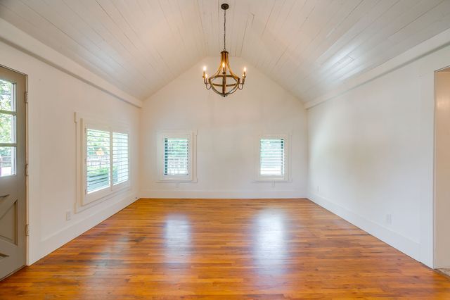 606 E Moore Street, Granbury, TX 76048