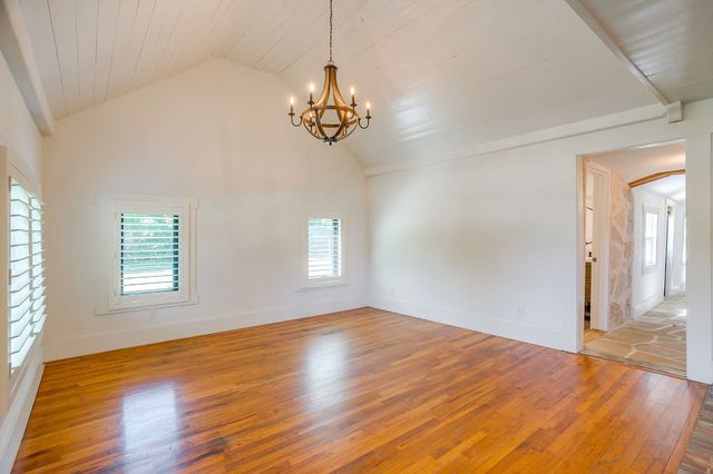 606 E Moore Street, Granbury, TX 76048