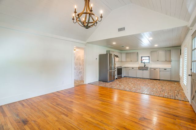 606 E Moore Street, Granbury, TX 76048