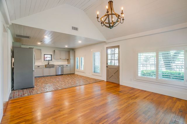 606 E Moore Street, Granbury, TX 76048