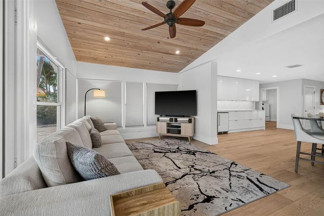 8009 13TH AVENUE S, St Petersburg, FL 33707