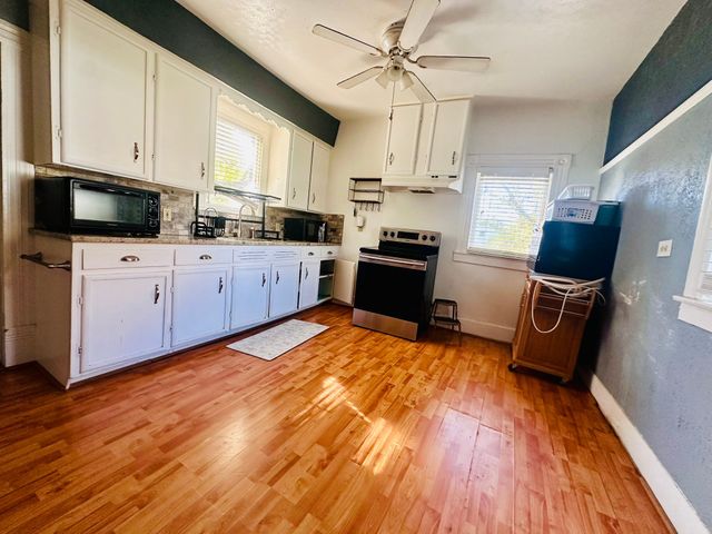 735 N Robinson Street, Cleburne, TX 76031