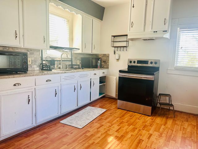 735 N Robinson Street, Cleburne, TX 76031