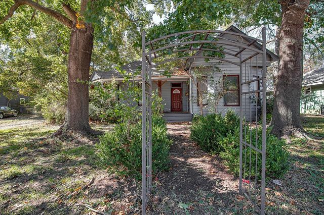 735 N Robinson Street, Cleburne, TX 76031