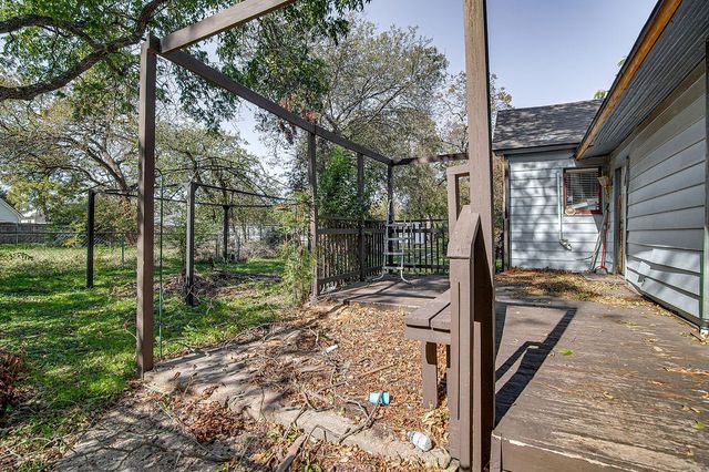 735 N Robinson Street, Cleburne, TX 76031