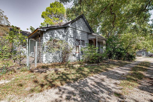 735 N Robinson Street, Cleburne, TX 76031