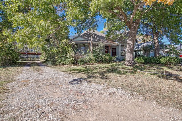 735 N Robinson Street, Cleburne, TX 76031