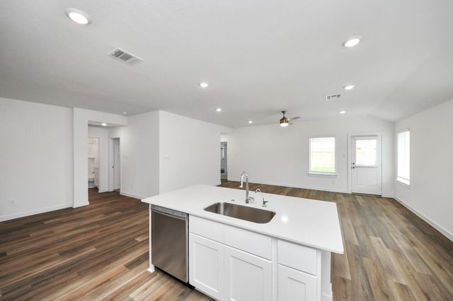 9035 Rose Water Trail, Iowa Colony, TX 77583