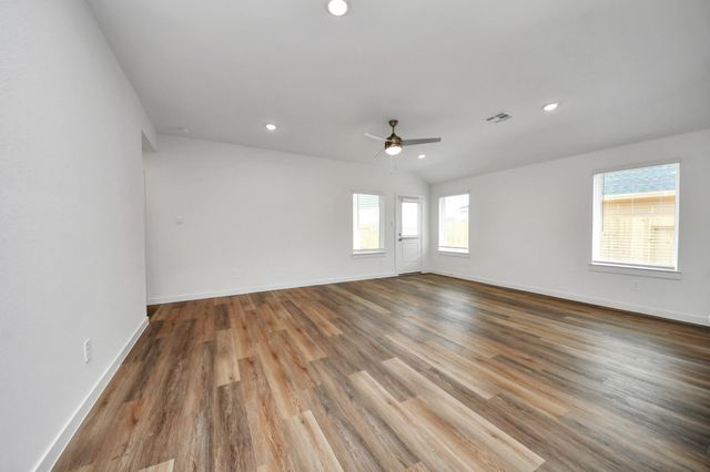 9035 Rose Water Trail, Iowa Colony, TX 77583