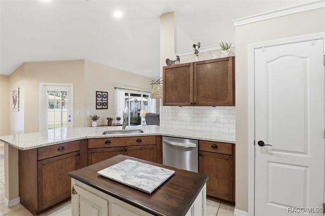 1021 W Champlain Lane, Citrus Springs, FL 34434