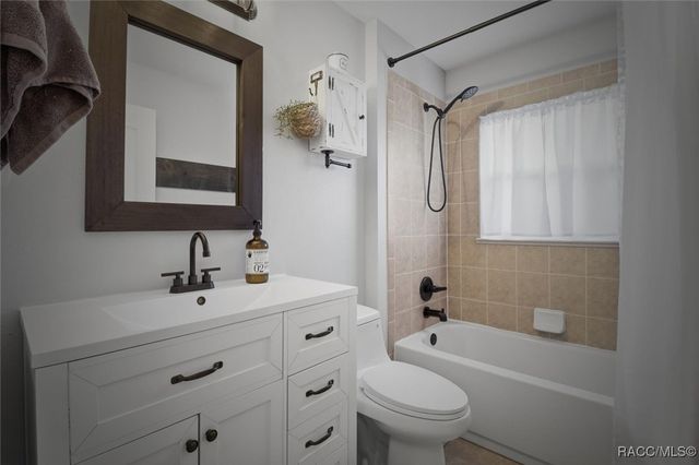 1021 W Champlain Lane, Citrus Springs, FL 34434