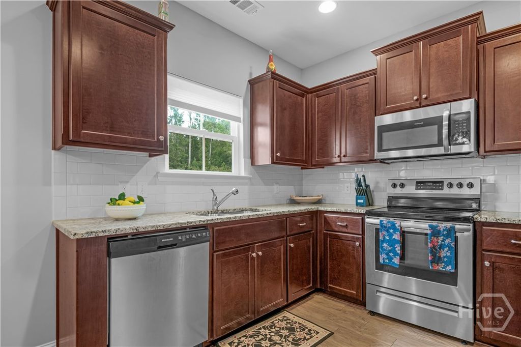 Image 3 of property listing at 45 Wando View Way, Richmond Hill, GA 31324