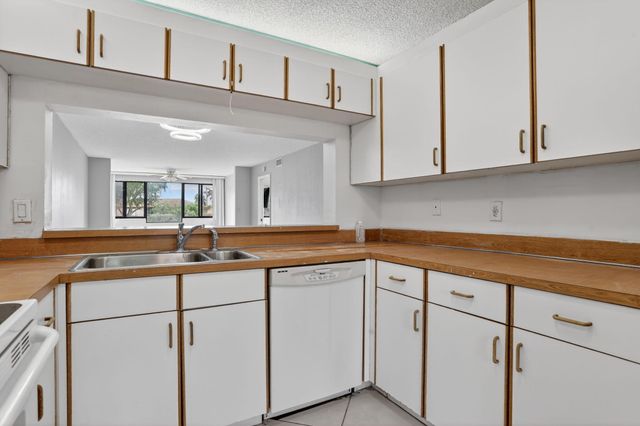 10837 W Clairmont Circle 208, Tamarac, FL 33321