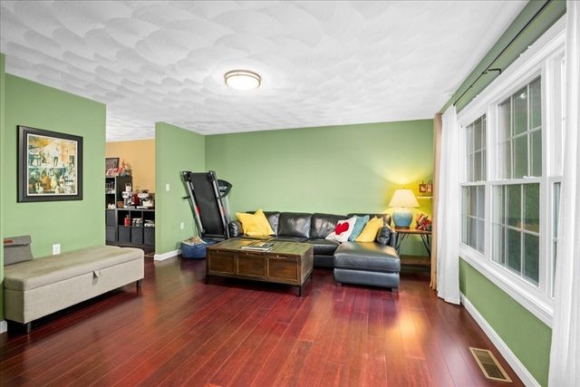 3 Navajo Rd, Worcester, MA 01606