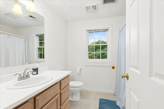 3 Navajo Rd, Worcester, MA 01606