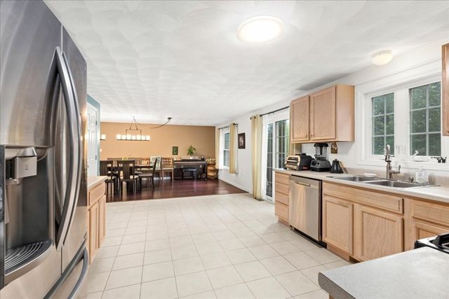 3 Navajo Rd, Worcester, MA 01606