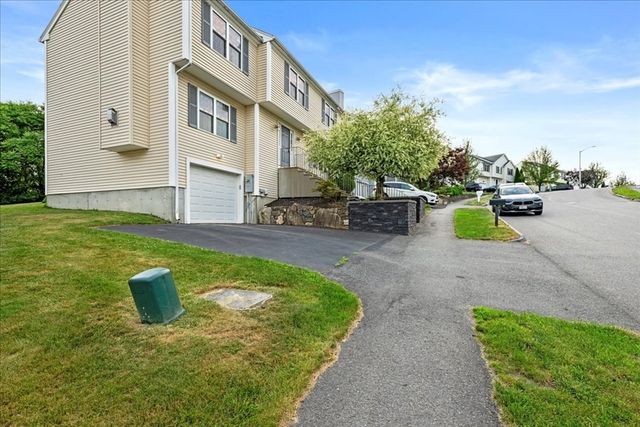 3 Navajo Rd, Worcester, MA 01606