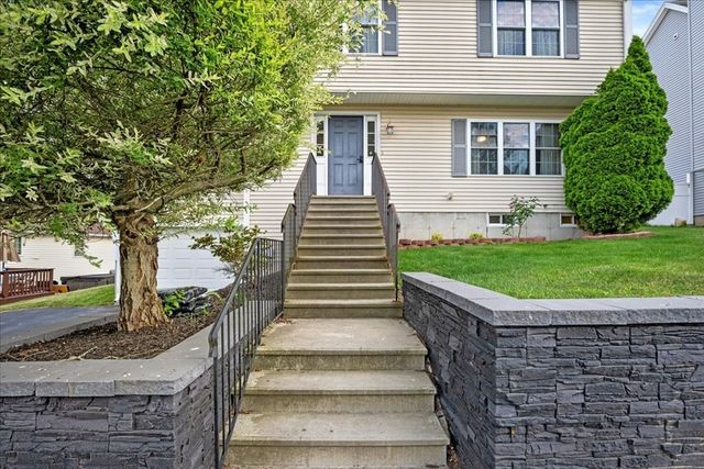 3 Navajo Rd, Worcester, MA 01606