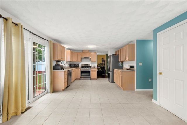 3 Navajo Rd, Worcester, MA 01606
