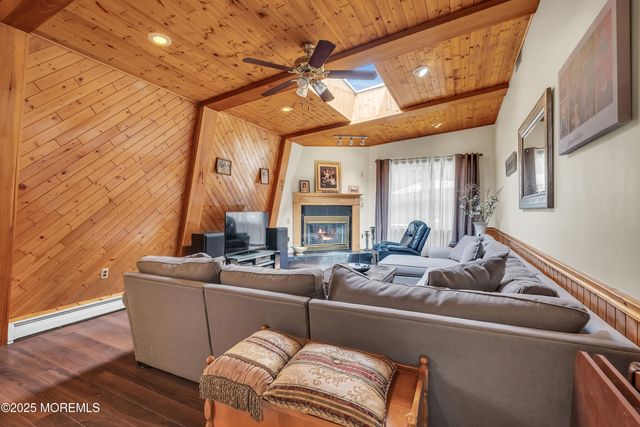 29 Woodrow Street, Oakhurst, NJ 07755