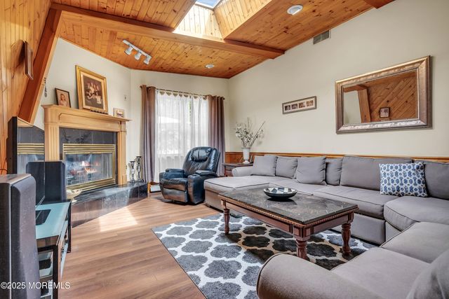 29 Woodrow Street, Oakhurst, NJ 07755
