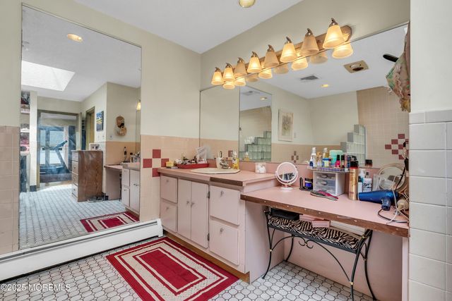 29 Woodrow Street, Oakhurst, NJ 07755