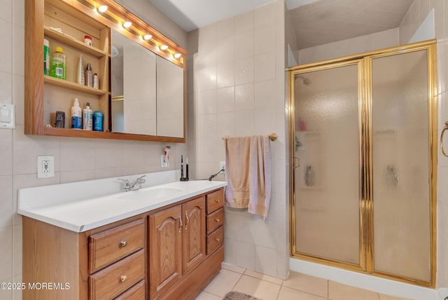 29 Woodrow Street, Oakhurst, NJ 07755