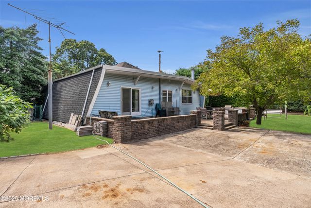 29 Woodrow Street, Oakhurst, NJ 07755