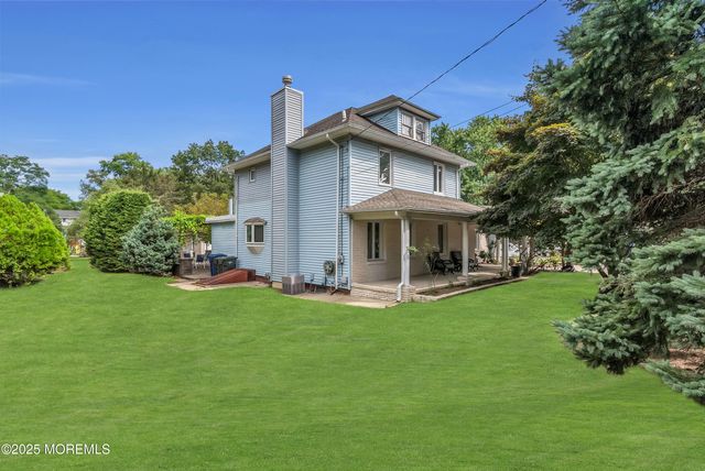 29 Woodrow Street, Oakhurst, NJ 07755