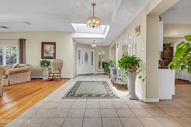 29 Woodrow Street, Oakhurst, NJ 07755