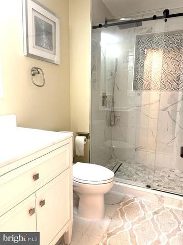9409 STARLIT PONDS DR, Fairfax, VA 22032
