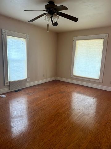 907 S PEORIA Avenue, Dixon, IL 61021