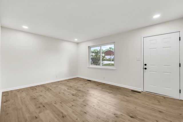 717 Ranch Hill Dr, Clarksville, TN 37042